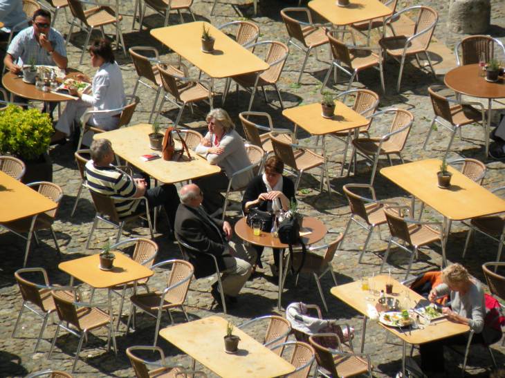  clients attablés à une terrasse de café